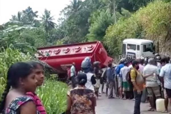 33,600 லீற்றர் பெற்றோலுடன் சென்ற பவுஸர்   விபத்துக்குள்ளானது! | Bowser Carrying 33 600 Liters Of Petrol Crashes