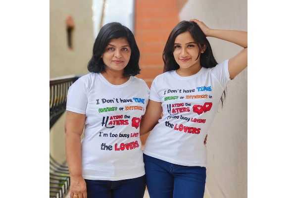 சீரியல் நடிகை ரவீனா தனது அம்மாவுடன் எடுத்துக்கொண்ட ஸ்டைலிஷ் புகைப்படம் ! | Aam Rav Ser Act Rav