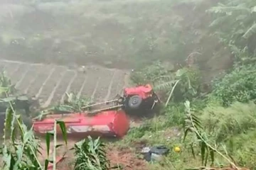 ඉන්දන බවුසරයක් පෙරළීමෙන් සිදුවූ අනතුර..