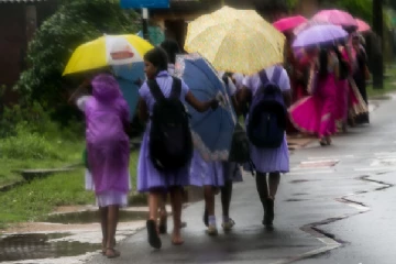 பாடசாலை மதில் இடிந்து வீழ்ந்ததில் இரு மாணவர்கள் காயம்