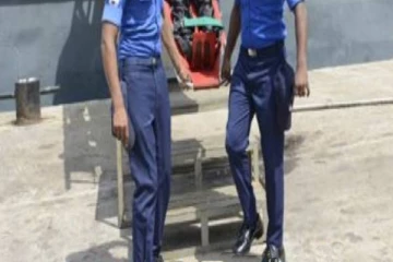 இலங்கை கடற்படை அதிகாரிகள் இருவர் அதிரடி கைது!