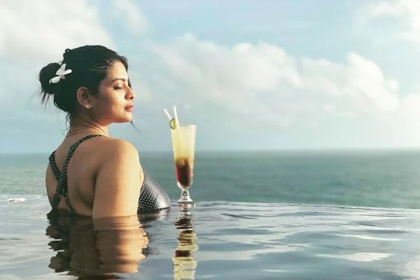 நீச்சல் உடையில் குளிக்கும் புகைப்படத்தை பகிர்ந்த vj மகேஸ்வரி.. உச்சகட்ட கவர்ச்சியால் இளசுகள் ஷாக் | Vj Maheswari Latest Hot Photoshoot