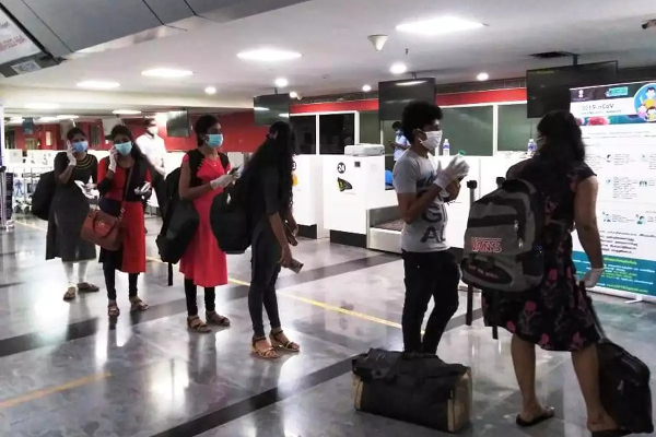 குவைத்திலிருந்து நாடு திரும்பிய 32 இலங்கை பெண்கள்! | 32 Sri Lankan Women Returned Kuwait