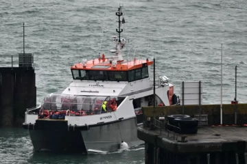 சிறுபடகு மூலம் பிரித்தானியாவுக்குள் நுழைவோருக்கு குடியுரிமை கிடையாது