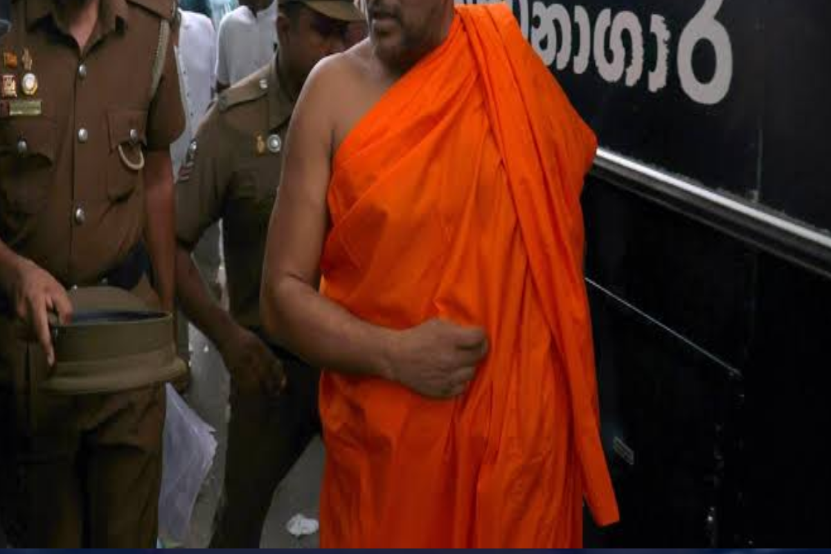 ஞானசார தேரரின் காவி உடை களையப்பட்டதற்கு எதிராக கொழும்பில் போராட்டம் | Colombo Protest Over Gnanasara Thera S Robe