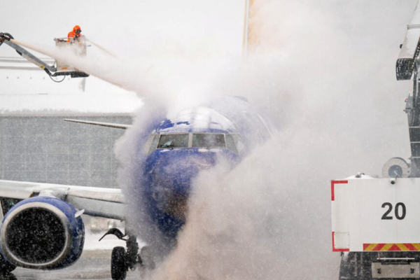 அமெரிக்காவை தாக்கும் மாபெரும் குளிர்கால புயல் | Us Storm Thousands Without Power