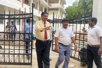 யாழில் கடவுச்சீட்டு அலுவலகத்தை பார்வையிட்ட கடற்றொழில் அமைச்சர்