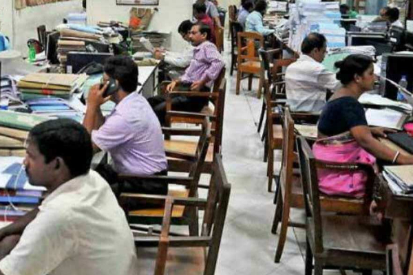 அலுவலகத்தில் நாற்காலிக்காக சக ஊழியர் மீது துப்பாக்கி பிரயோகம் - பரபரப்பை ஏற்படுத்திய சம்பவம் | Government Employee Government Staffs Salary