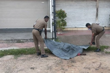 வவுனியாவில் வர்த்தக நிலையம் முன்பாக மீட்கப்பட்ட சடலம்