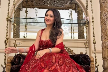 சிவப்பு நிற உடையில் ரசிகர்களை கவரும் நடிகை சாயிஷா.. லேட்டஸ்ட் போட்டோஷூட்