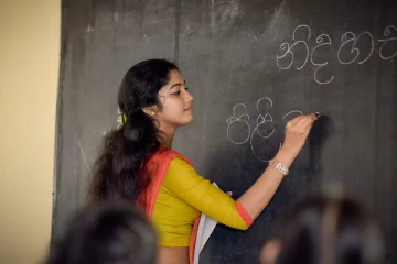 இலங்கையில் ஒரே ஒரு மாணவனுக்காக பாடம் நடத்தும் ஆசிரியர்கள்!