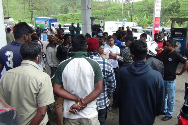 தொடரும் எரிவாயு எரிபொருள் பஞ்சம்- ரணிலை சரமாரியாக விமர்சிக்கும் மக்கள்! - ஐபிசி தமிழ்