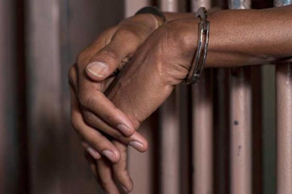 துப்பாக்கி களவாடிய பொலிஸ் அதிகாரிக்கு நேர்ந்த கதி | The Fate Of The Police Officer Who Stole The Gun துப்பாக்கி களவாடிய பொலிஸ் அதிகாரிக்கு நேர்ந்த கதி | The Fate Of The Police Officer Who Stole The Gun