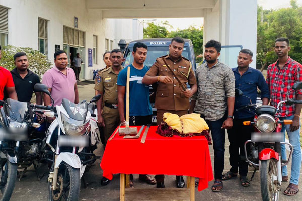 யாழில் பெண்களின் ஆடைகளை அணிந்து கொள்ளையிட்ட கும்பல் | Gang Robbed By Wearing Women S Clothes In Jaffna