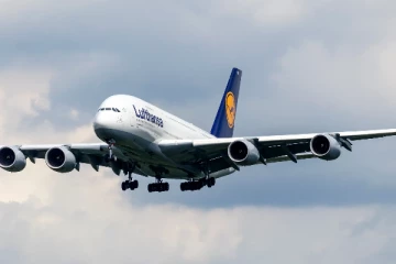 நடுவானில் தம்பதிகள் சண்டையால் நாடுமாறி தரையிறங்கிய விமானம்!