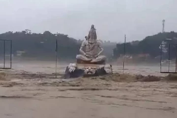 பிரம்மாண்டமான சிவன் சிலையை சூழ்ந்துள்ள கங்கை வெள்ளம்.., வைரலாகும் வீடியோ