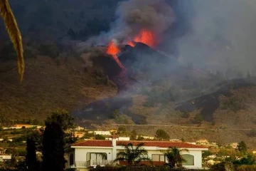 ஸ்பெயினில் வெடித்து சிதறிய எரிமலை...கடலில் கலந்த தீக்குழம்பு