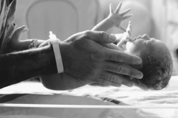 புதிதாக பிறந்த பெண் குழந்தையை சுட்டுக்கொன்ற கொடூர தந்தை!