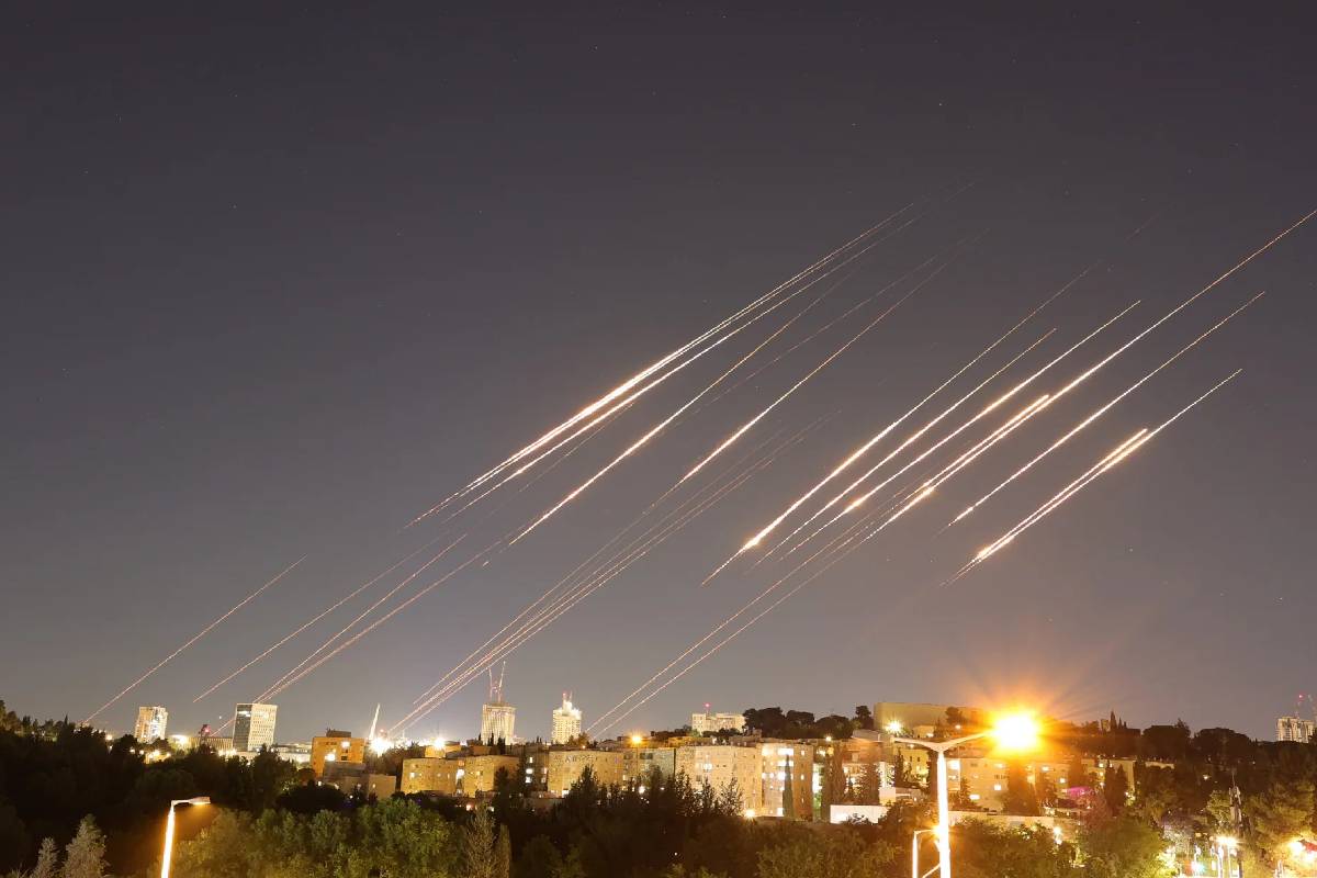 இஸ்ரேல் இராணுவ இலக்குகள் மீது ஈரான் கடும் தாக்குதல் | Iran Launches Heavy Attacks Israeli Military Targe