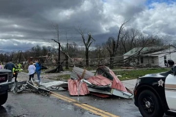 சுழன்றடித்த சூறாவளியால் பலர் மரணம்: இருளில் மூழ்கிய இரு மாகாண மக்கள்