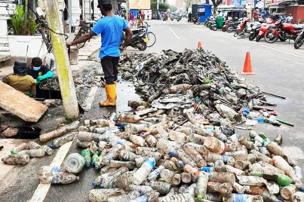 டிட்வா புயலின் மற்றுமொரு தாக்கம்! கொழும்பில் களமிறக்கப்பட்டுள்ள 100 லொறிகள் | Waste Accumulated In Colombo Due To Ditwah டிட்வா புயலின் மற்றுமொரு தாக்கம்! கொழும்பில் களமிறக்கப்பட்டுள்ள 100 லொறிகள் | Waste Accumulated In Colombo Due To Ditwah