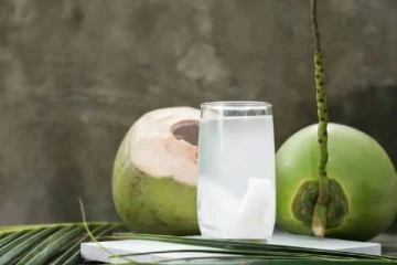 இளநீர் பருகுவதால் ஏற்படகூடிய நன்மைகள் என்ன தெரியுமா? தெரிந்துகொள்ளுங்கள்