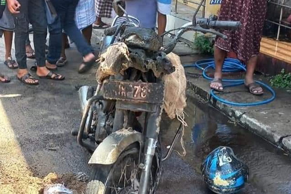 நடு வீதியில் திடீரென  தீப்பற்றி எரிந்த மோட்டார் சைக்கிள்! - ஐபிசி தமிழ்