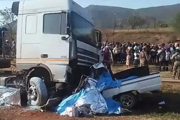 சுக்குநூறாய் நொறுங்கிய பள்ளி வேன் - 19 சிறுவர்கள் உட்பட 21 பேர் பலி! | 21 Killed In Van Accident In South Africa