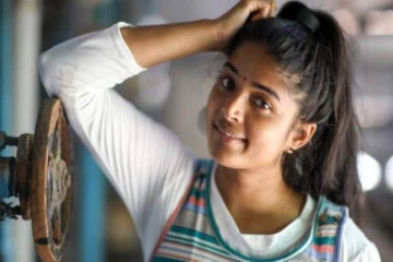 நடுக்கடலில் மாலையும், கழுத்துமாக பிரபல நடிகை; வைரலாகும் புகைப்படம்