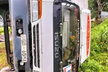 மாட்டினால் நேர்ந்த பாரிய அசம்பாவிதம்: யாழிலிருந்து பயணித்த வாகனத்தை மோதிய பஸ்!