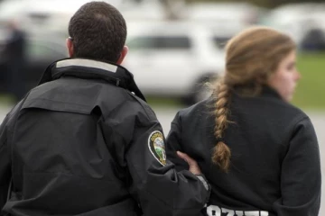 நிர்வாணமாக பால்கனியில் போஸ் கொடுத்த பெண்கள் கைது