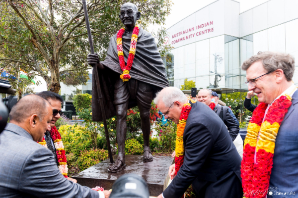 காந்தியின் 420 கிலோ வெண்கல சிலை திருட்டு - அவுஸ்திரேலியாவில் பரபரப்பு | Thieves Stole 420 Kg Gandhi Statue In Australia