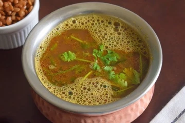 நாள்பட்ட சளியை அடித்து விரட்டும்... ஒருமுறை இந்த ரசம் வைத்து சாப்பிடுங்க