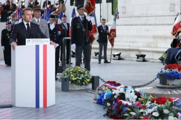 போர் நினைவிடத்தில் சிகரெட் பற்றவைத்த நபரின் பிரெஞ்சுக் குடியிருப்பு அனுமதி பறிப்பு