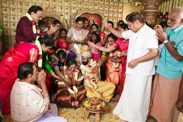 கோலாகலமாக நடந்த தயாரிப்பாளர் தனஞ்செயன் மகளின் திருமணம்- புகைப்படங்கள் இதோ | G Dhananjayan Daughter Marriage Photos கோலாகலமாக நடந்த தயாரிப்பாளர் தனஞ்செயன் மகளின் திருமணம்- புகைப்படங்கள் இதோ | G Dhananjayan Daughter Marriage Photos