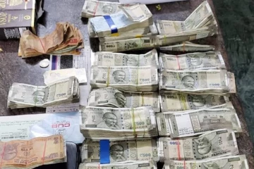 நள்ளிரவில் நடந்த திடீர் சோதனை: உணவகத்தில் கட்டு கட்டாக பணம் பறிமுதல்