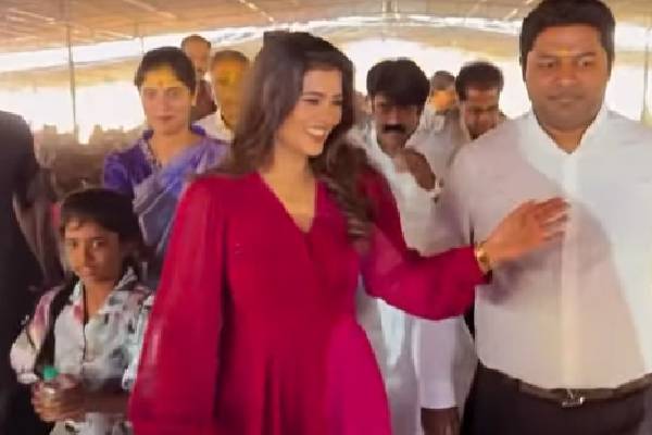 நிறைய பேர் அப்படித்தான் பேசுவாங்க..நடிகை ஐஸ்வர்யா ராஜேஷ் கொடுத்த அட்வைஸ்.. | Aishwarya Rajesh Motivate Speech Before Students