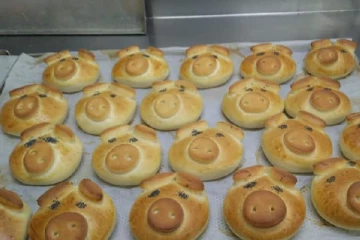 புத்தாண்டை விநோதமாக கொண்டாடும் சுவிஸ் மக்கள்!