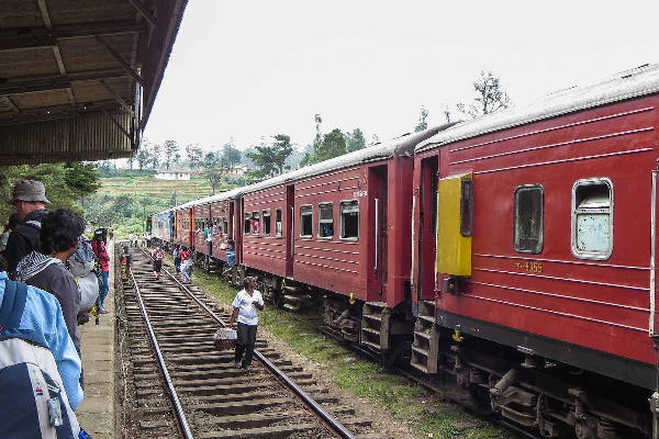 திருகோணமலை நோக்கி சென்ற ரயில்  தடம் புரண்டது | A Train Bound For Trincomalee Derailed