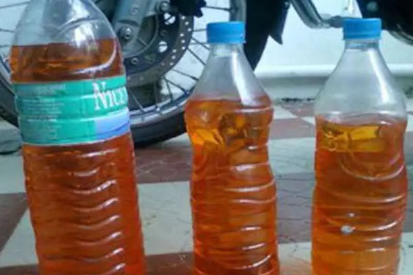 பெற்றோல் ஒரு போத்தல் 2500 ரூபா! | A Bottle Of Petrol Is 2500 Rupees