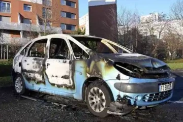 பிரான்சில் பாரம்பரிய முறைப்படி புத்தாண்டை வரவேற்க கார்களை கொளுத்தி விசித்திர முறையில் கொண்டாட்டம்!