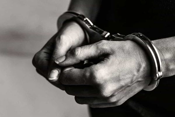 யாழில் பொலிஸாரை கண்டதும் தலைதெறிக்க ஓட்டமெடுத்த ரவுடிகள் ! | Police In Yali The Raiders Ran Headlong