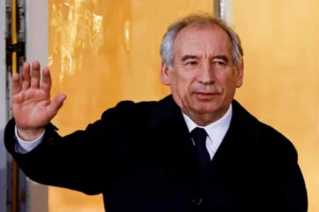 பதவியிழக்கும் அபாயத்தில் பிரான்ஸ் பிரதமர்: ஒரு சர்ச்சைப் பின்னணி