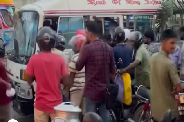 யாழில் 30 ரூபாய்க்கு முரண்பாடு ; நடத்துனரை தலைக்கவசத்தால் தாக்கிய இளைஞர் | Dispute 30 Rupees Jaffna Attacks Conductor Helmet