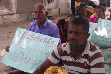 கிளிநொச்சியில் அட்டைப் பண்ணைகளை அகற்றித்தருமாறு கோரி போராட்டம் (Video)