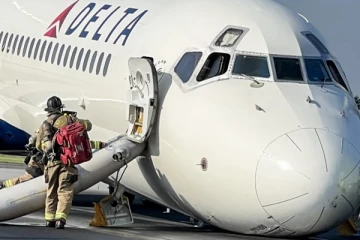 அமெரிக்காவில் முன்புற சக்கரம் இயங்காத நிலையில் தரையிறங்கிய விமானம்