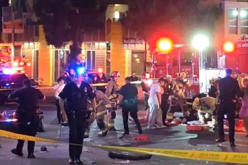 அமெரிக்காவில் மக்கள் மீது கார் மோதல் ; 30 பேர் காயம்