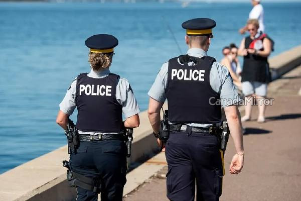 கனடாவில் கைது செய்யப்பட்ட 19 சட்டவிரோத குடியேறிகள் | Group Of Undocumented Migrants Arrested