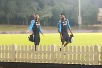 பும்ராவுடன் நடந்துபோன தோனிக்கு திடீரென பெண் ரசிகை வச்ச வேண்டுகோள்... புன்னகையுடன் சென்த தல! வைரல் வீடியோ