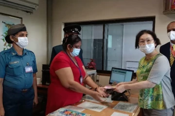 கட்டுநாயக்க விமான நிலையத்தில் வெளிநாட்டு பெண்ணை நெகிழ வைத்த பணியாளர்